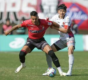 　岡山―京都　後半、競り合う岡山・ルカオ（左）と京都・鈴木＝ＪＦＥス