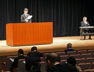 県立高校の将来構想案が示された説明会=佐渡市中原