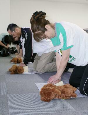 ぬいぐるみを使ってペットの救急救命を学んだ講習会=新潟市中央区