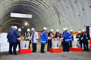 鏡開きで二ツ森トンネルの貫通を祝う出席者=5日、北海道仁木町