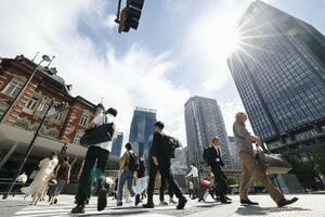 JR東京駅前を歩く人たち=2023年