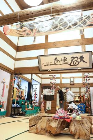 こいのぼりや五月人形が並ぶ北国街道妻入り会館=出雲崎町尼瀬