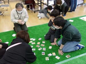 かるたを楽しむ参加者＝新発田市住田