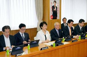 自民党総務会に臨む有村総務会長(左から3人目)ら。国家安全保障戦略など安保関連3文書の改定に向けた政府への提言案を審議した=9日午前、東京・永田町の党本部