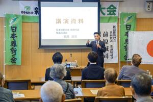 新潟維新の会党大会で講演する前原誠司共同代表=24日、新潟市中央区