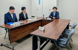 聴聞の手続きに臨む国交省関東運輸局の担当者=18日午前、横浜市中区
