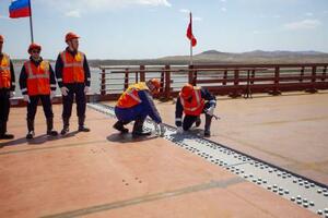 　ロ朝国境を流れる豆満江に架かる自動車橋＝２１日（ロシア運輸省提供・共同）