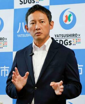 定例記者会見する熊本県八代市の小野泰輔市長=26日午前、八代市役所