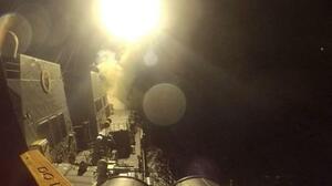 トマホーク巡航ミサイルを発射する米駆逐艦。米中央軍が10日に公表(中央軍提供、ロイター=共同)