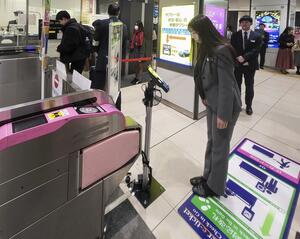 改札でタブレット端末に顔を映す担当者=1月23日、京成上野駅