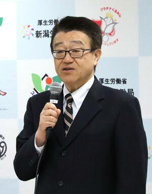 定例記者会見で就任のあいさつをする新潟労働局の福岡洋志局長=15日、新潟市中央区