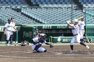 打撃練習に臨む新潟産大付の選手たち=8月2日、甲子園球場
