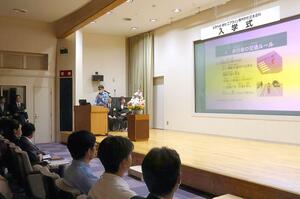 留学生に日本でのルールを説明する新潟中央署員＝新潟市中央区礎町通３のクロスパルにいがた