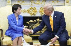 会談で握手を交わす高市首相（左）とトランプ米大統領＝３月１９日、ワシントンのホワイトハウス（共同）