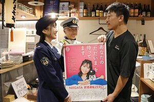 「ＮＩＩＧＡＴＡ飲酒運転ゼロプロジェクト」の啓発活動で、万代エリアの飲食店でポスターを配るアーティストの横山実郁さん（左）ら＝新潟市中央区南万代町４