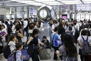 利用客で混雑するJR名古屋駅=2024年