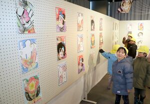 園児の色鮮やかな作品が並ぶ凧絵展=新潟市南区上下諏訪木