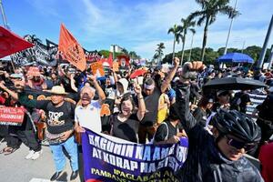 21日、マニラで、政府への抗議集会に参加する人ら(共同)