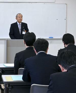 糸魚川市の中学教諭逮捕を受けた緊急校長会で再発防止徹底を指導する靏本修一教育長=同市のビーチホールまがたま