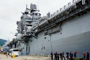 米海軍佐世保基地に配備された強襲揚陸艦「トリポリ」=23日午後、長崎県・佐世保港