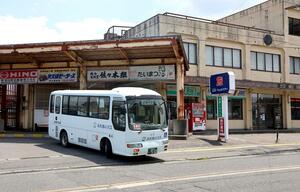 蒲原鉄道本社を出るふれあいバス=26日、五泉市村松甲