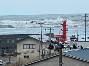 直江津港の西防波堤に押し寄せる津波=上越市港町2