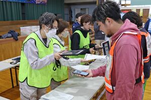アプリを使った避難所の受け付け実験も行われた県の総合防災訓練=2024年10月、南魚沼市