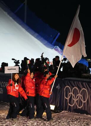 ミラノ・コルティナ冬季五輪の開会式で入場行進する（右から）旗手の冨田せな、荻原大翔、工藤璃星＝６日、イタリア・リビーニョ（共同）
