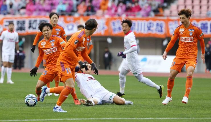 新潟－Ｃ大阪　後半、ゴール前に攻め込みチャンスをつくる新潟の選手たち＝ビックスワン