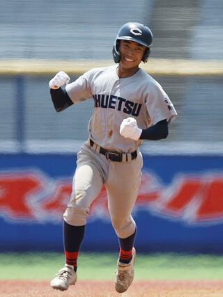 中越－新潟産大付　７回中越１死、平澤謙太が右越えにソロ本塁打を放ち３－２＝エコスタ