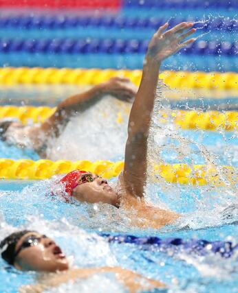 少年男子Ｂ　２００メートル個人メドレー決勝　３位になった根岸歩夢（手前から２人目、赤キャップ・長岡大手高）＝９月１６日、佐賀市日の出２、ＳＡＧＡアクア