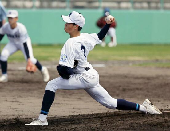 六日町ー村上桜ケ丘　先発した六日町の岡﨑來＝５月５日　新発田市五十公野公園野球場