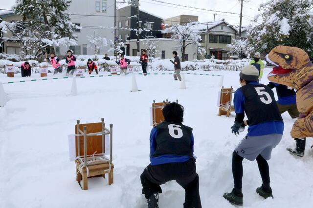 三条高校２年生が企画し、市民らが参加した雪合戦の大会＝三条市元町