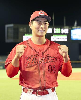 ヒーローインタビューを終え、歓声に応える佐藤啓介＝エコスタ
