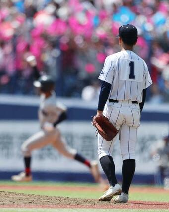 中越－新潟産大付　７回中越１死、平澤謙太（奥）にソロ本塁打を浴びた新潟産大付のエース小平乃希＝エコスタ