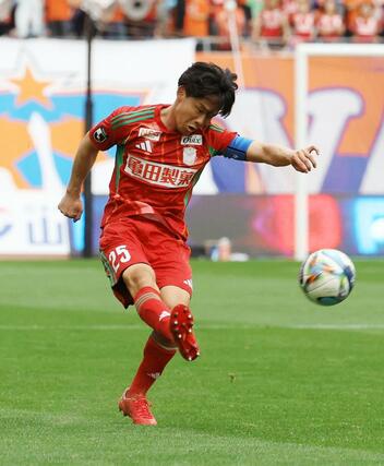 新潟－今治　前半、クロスを上げるＤＦ藤原奏哉＝ビッグスワン
