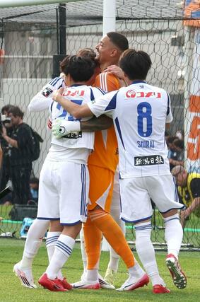 ＦＣ大阪－新潟　ＰＫ戦でシュートストップをしたＧＫバウマンを囲む新潟の選手＝花園