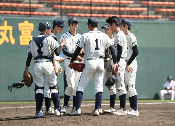 高田農－開志学園　ピンチを迎え、マウンドに集まる高田農の選手たち＝三条市パールスタ