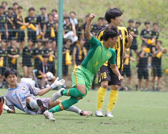 サッカー男子３回戦　東海大相模－帝京長岡　前半４分、帝京長岡のＤＦ遠藤琉晟がシュートを決め、１－０＝福島県Ｊヴィレッジ