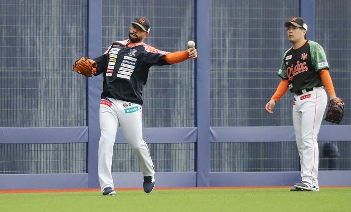 ノックを受け、調整するエドウィン・エスコバー=21日、エコスタ