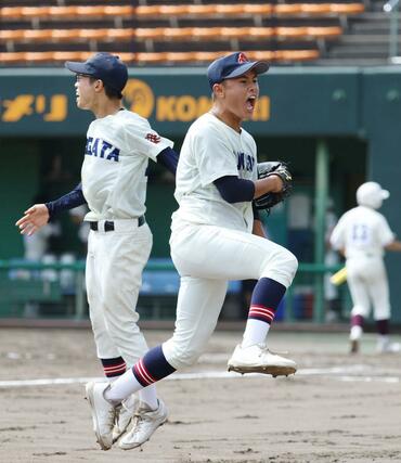 8回、併殺打でピンチを切り抜け雄たけびをあげる新潟の2番手、栗賀亜門