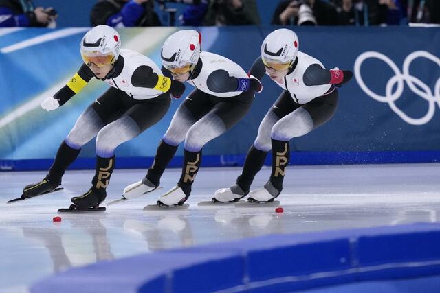 ミラノ・コルティナ冬季五輪のスピードスケート女子団体追い抜き３位決定戦で滑走する（左から）高木美帆、野明花菜、佐藤綾乃。銅メダルを獲得した＝１７日、イタリア・ミラノ（共同）