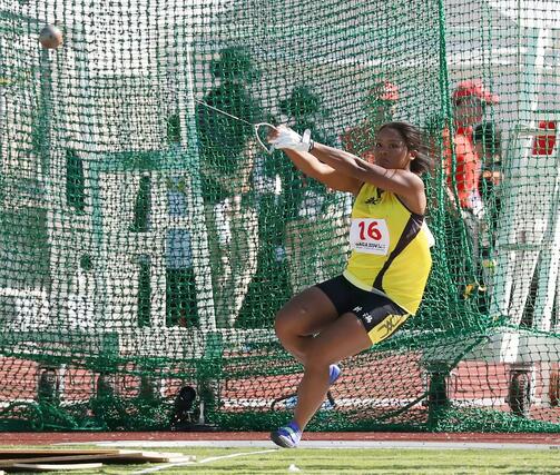 成年女子ハンマー投げで３位のエパサカ・テレサ（新潟医福大大学院）＝佐賀市