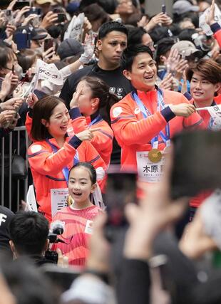 ミラノ・コルティナ五輪・パラリンピックの日本選手団による「応援感謝パレード」で、東京・日本橋を練り歩くフィギュアスケート・ペアの三浦璃来（左）、木原龍一組＝２５日午前