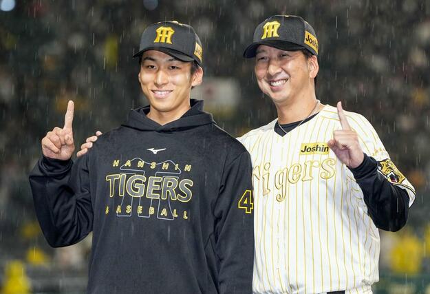 プロ初勝利を挙げ、藤川監督（右）とポーズをとる阪神・茨木＝甲子園