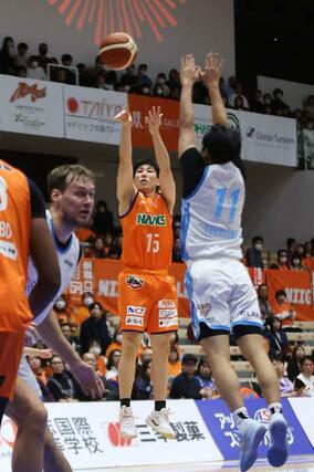 新潟－東京Ｕ　第２クオーター、濱田貴流馬がシュートを決め２８－３８＝アオーレ長岡