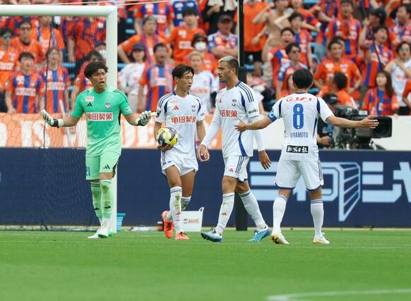 福岡－新潟　前半、逆転を許し肩を落とす新潟の選手たち＝６月２１日、福岡市のベスト電器スタジアム