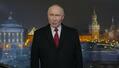 　ロシアの国民向けに新年のメッセージを話すプーチン大統領（ロシア大統領府提供・共同）