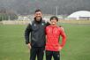 笑顔で写真に納まるサッカーJ3福島の村上力己選手(右)と寺田周平監督=2月、福島市