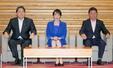 　閣議に臨む（左から）林総務相、高市首相、茂木外相＝１２日午前、首相官邸